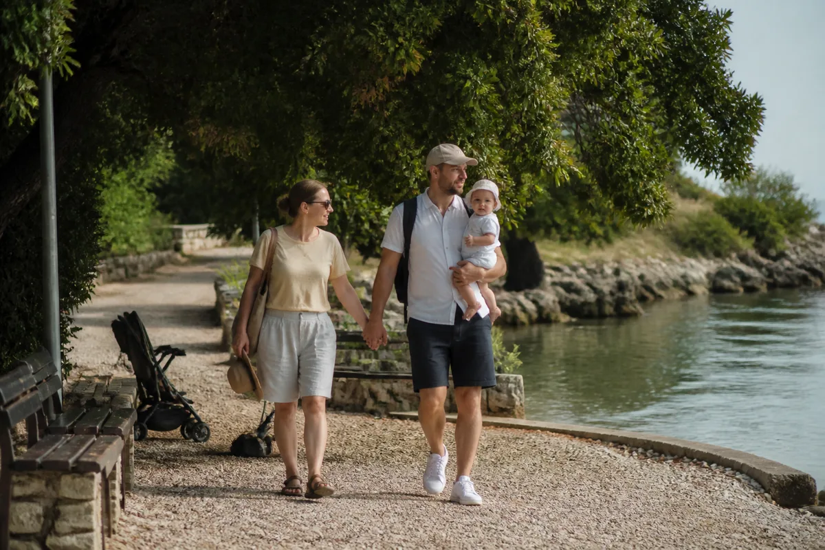 Famille avec bébé sur une plage de galets aménagée en Istrie en Croatie