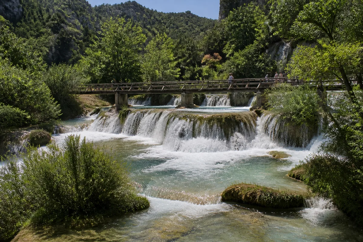 Skradinski Buk dans le parc national de Krka, cascade et passerelle au-dessus de la rivière
