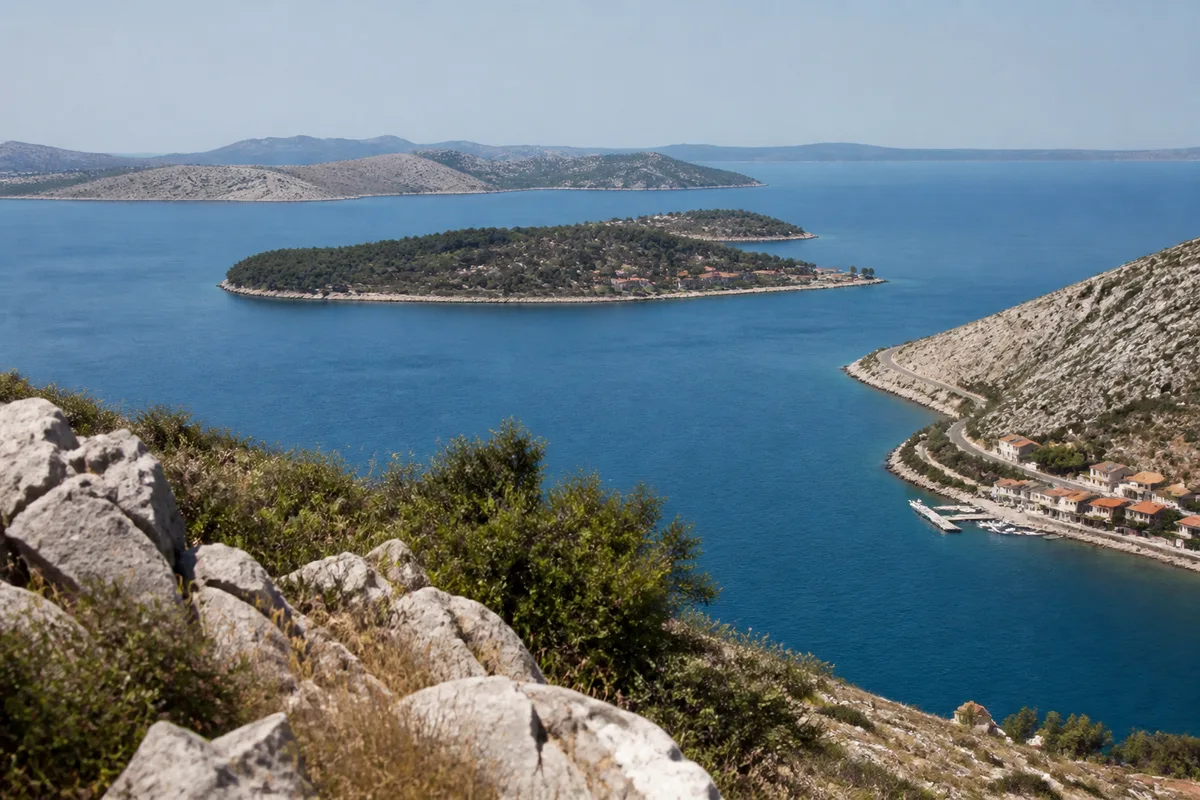 Vue réaliste de la côte adriatique croate avec une île et les reliefs du littoral