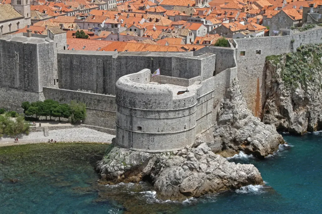 Remparts médiévaux et toits de la vieille ville de Dubrovnik, au bord de l'Adriatique