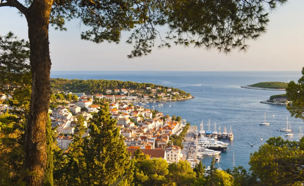 Ville et port de Hvar au coucher du soleil, sur l'île de Hvar