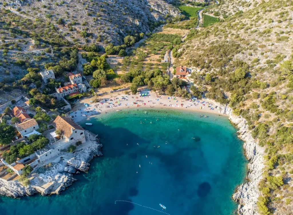 Vue aérienne de la plage de Dubovica et de sa crique sur l'île de Hvar