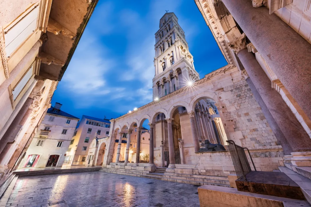 Palais de Dioclétien et clocher de la cathédrale Saint-Domnius à Split