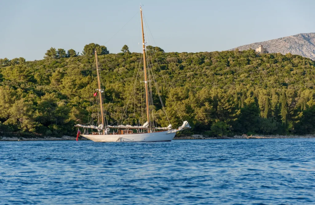 Voilier ancien naviguant près de la côte de l'île de Korčula